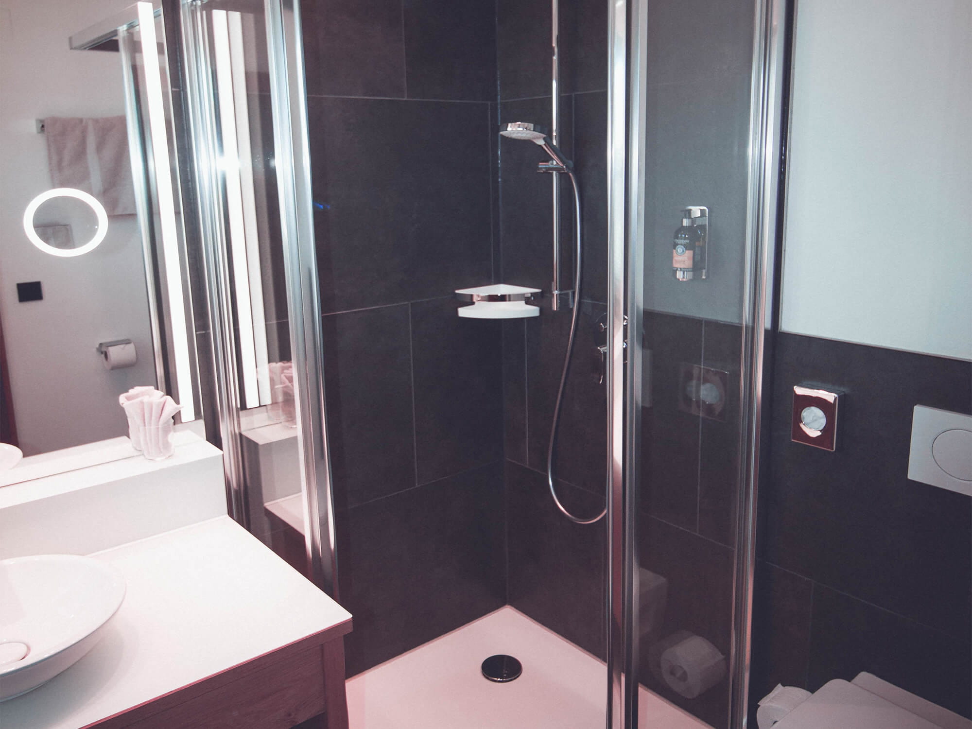 Alpenkoenig Zimmer Doppel Standard Badezimmer Dusche Ansicht