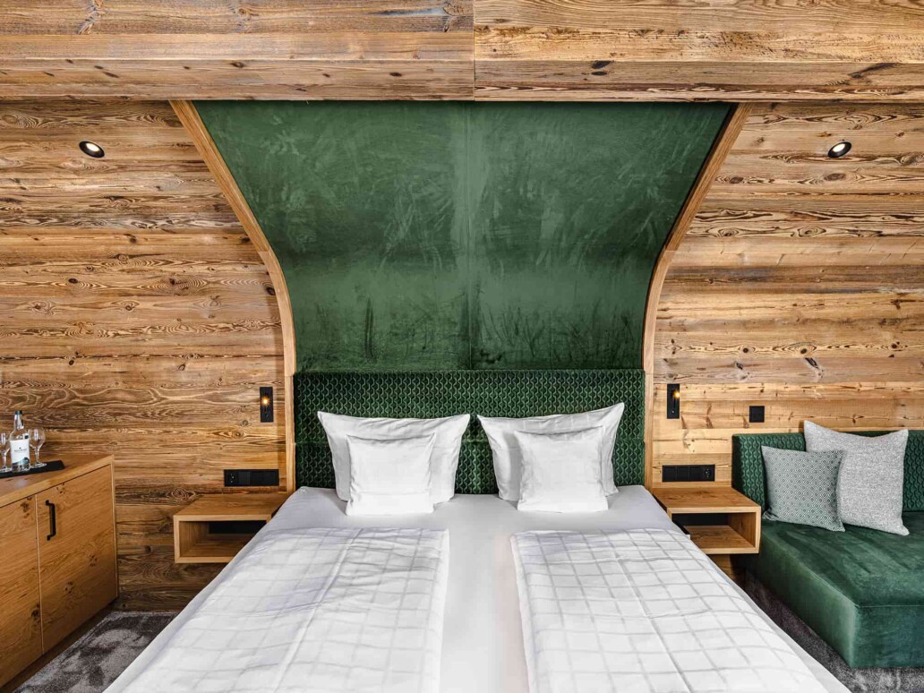 Alpenkoenig Doppelzimmer grand deluxe Bett Ambiente-2