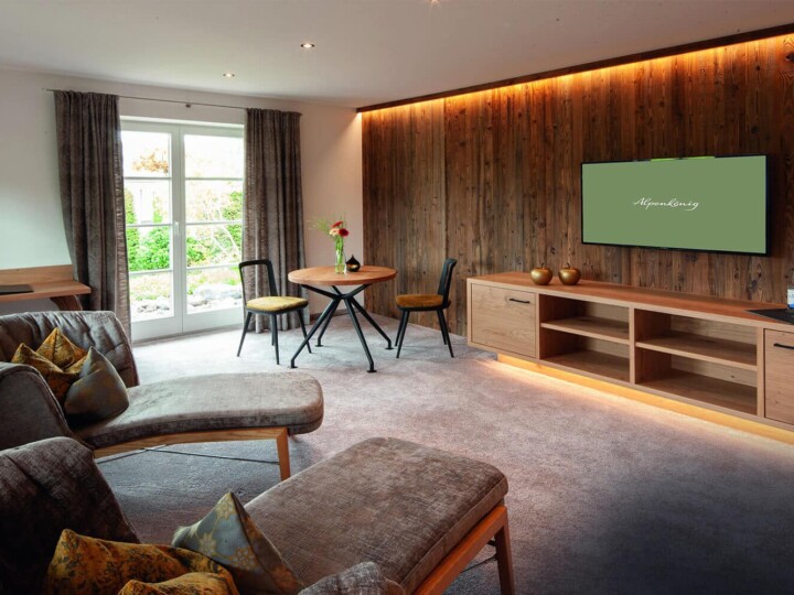 Alpenkoenig Gartensuite Katharina Ansicht Entspannen Sessel TV Fenster HEADER