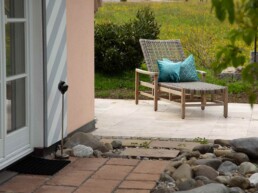 Alpenkoenig gartensuite sophia ansicht outdoor terrasse liege garten nah