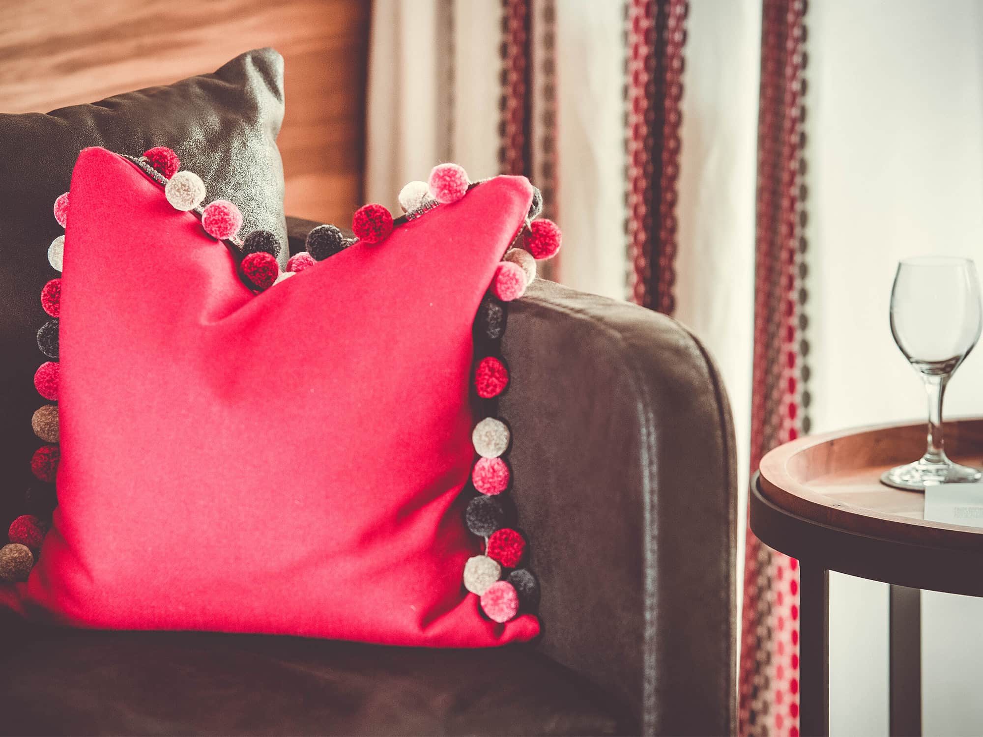 alpenkoenig standard einzelzimmer ansicht sofa sessel detail