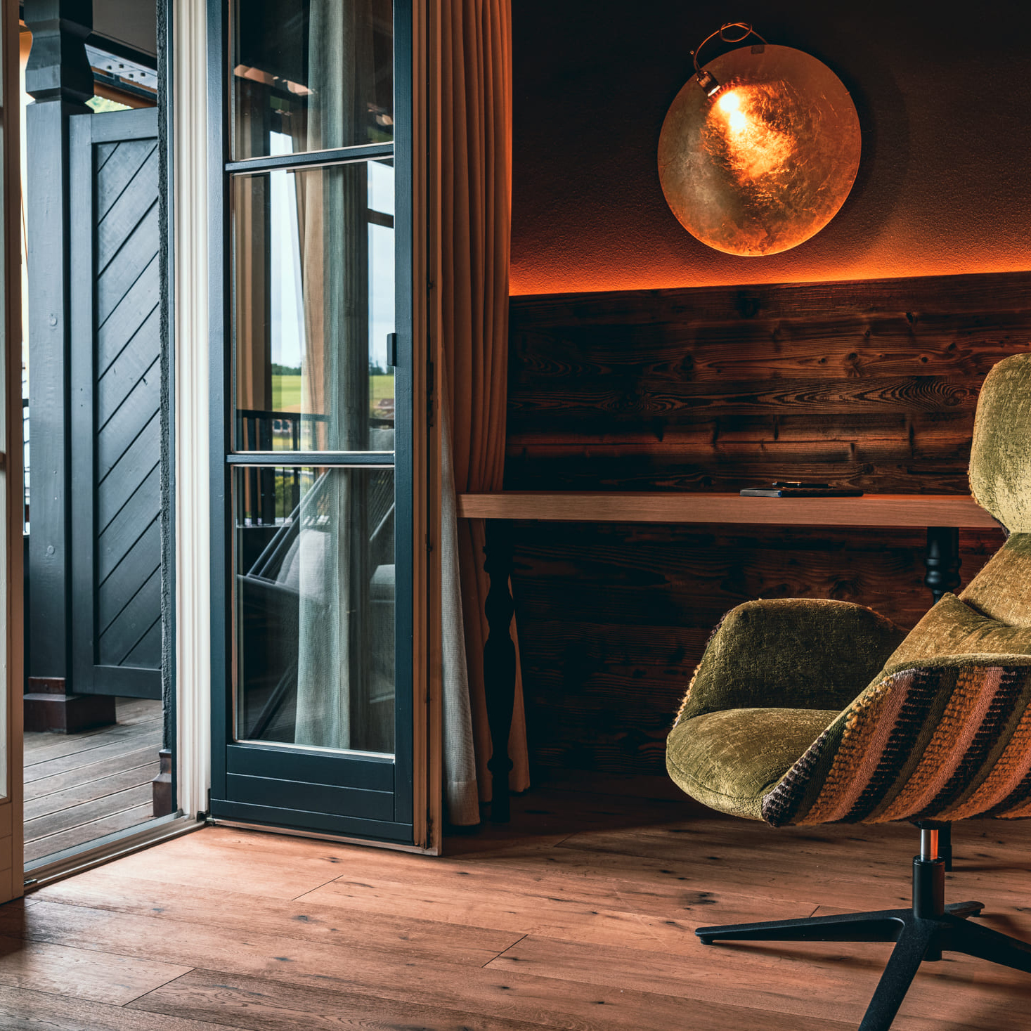 Premium_Deluxe_Zimmer_Sessel_am_Balkon