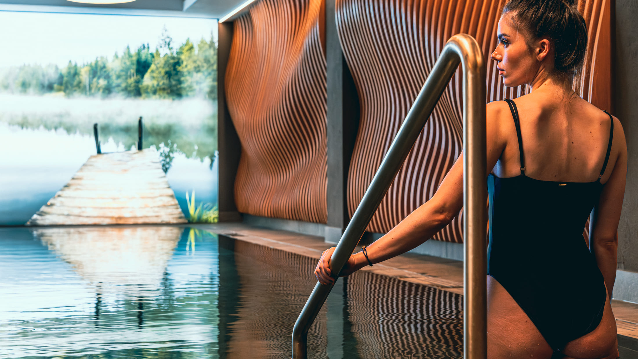 Alpenkoenig_Spa_Wellness_Frau_im_Pool