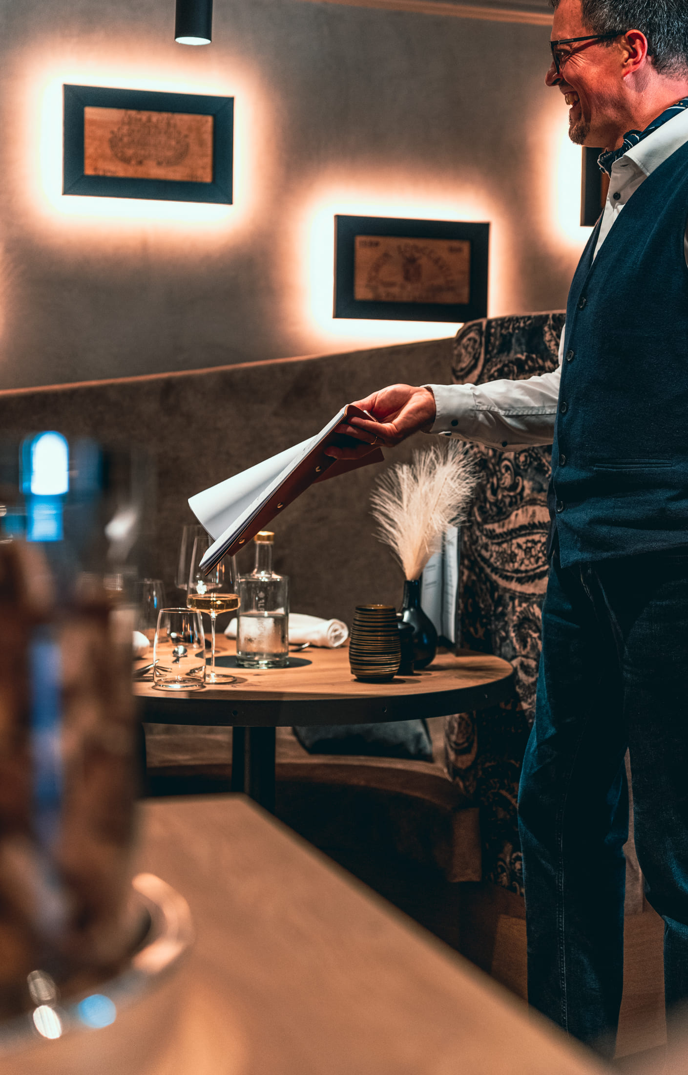 Juergen_Rupp_serviert_Speisekarte_Restaurant